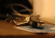 Jak negocjować warunki umowy leasingowej? car keys